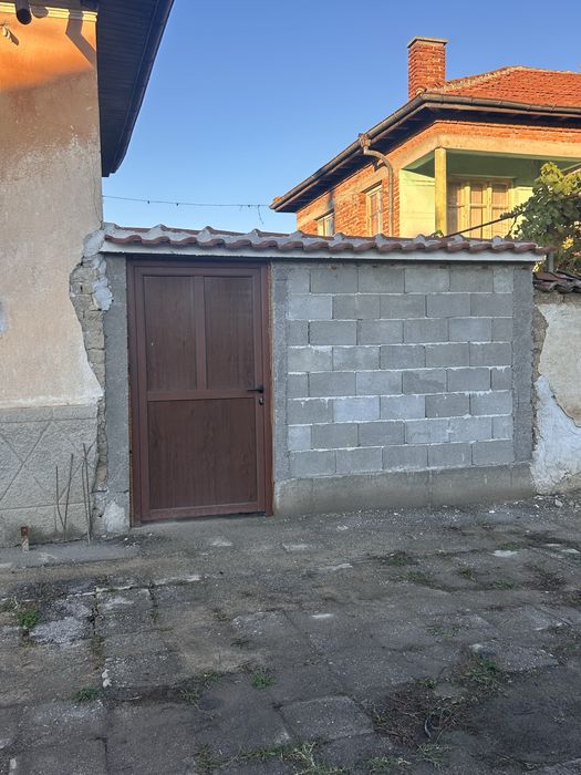 Продавам къща с двор