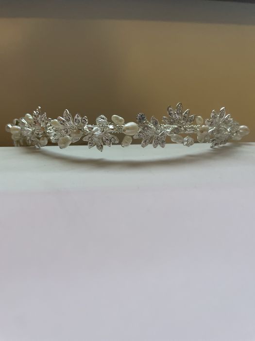 Бяла диадема