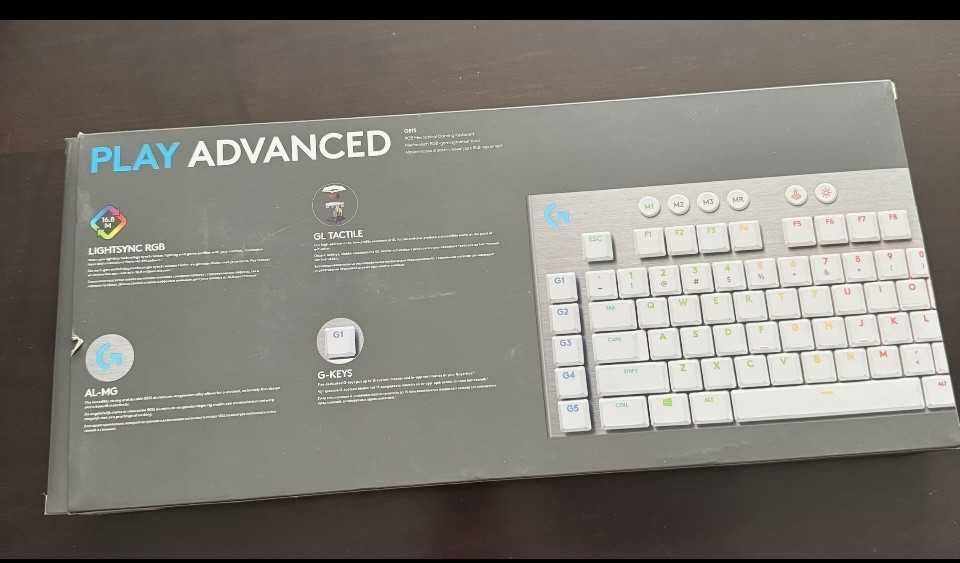 Клавиатура Logitech G815 + цял пакет бели резервни клавиши