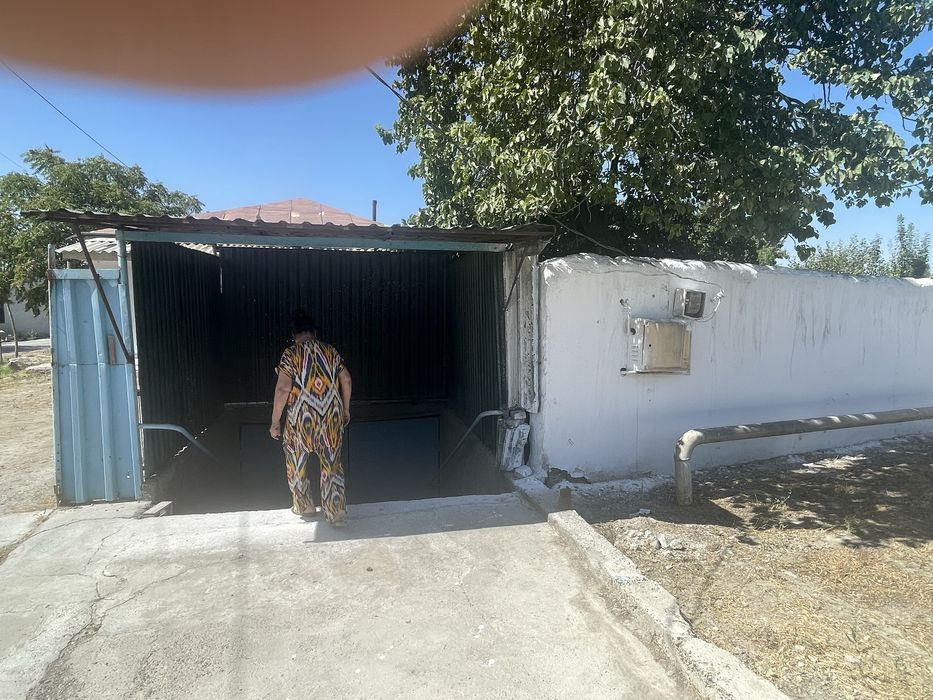 Navoi dacha sotiladi