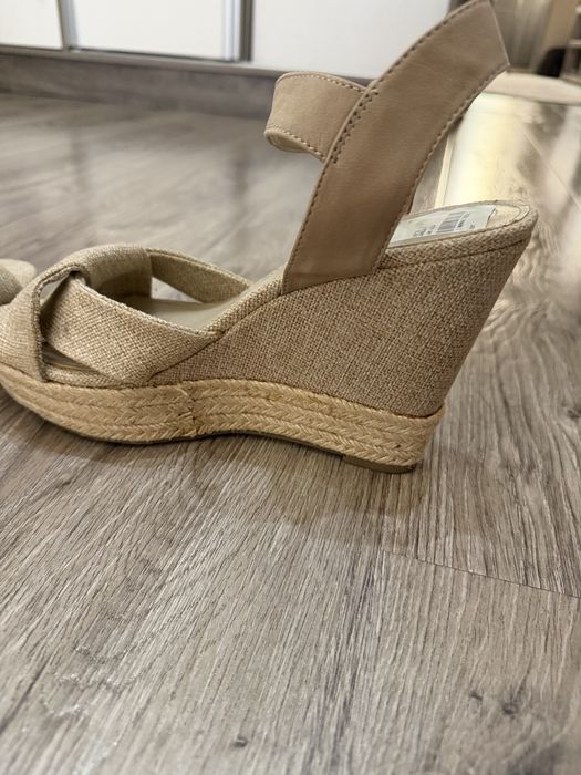 Оригинальные босоножки GUESS