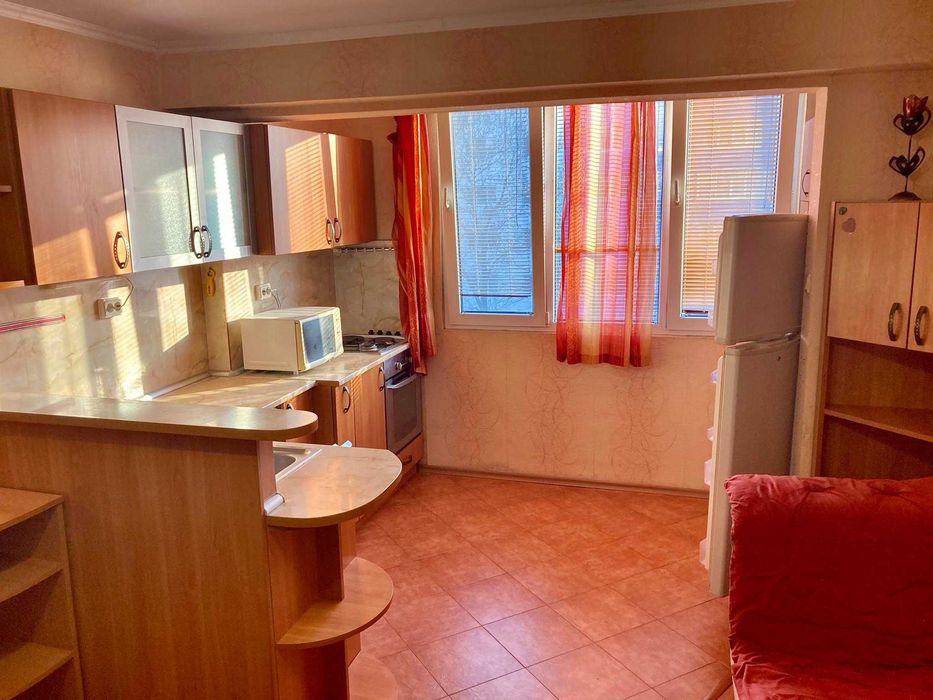 Дава се под наем Тристаен апартамент в Бургас, Славейков - 67 кв.м за 204 € - Снимка #2