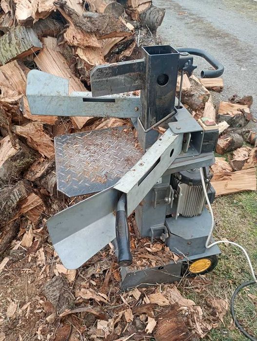 Машина за цепене на дърва