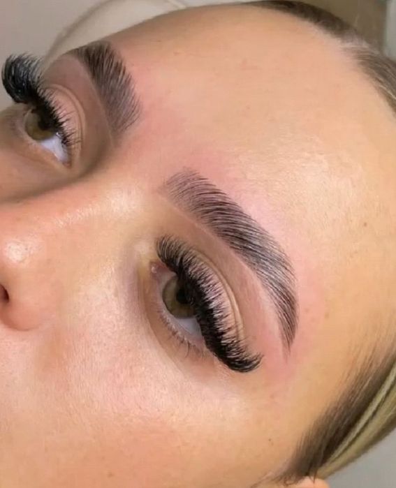 Pensat și vopsit sprâncene