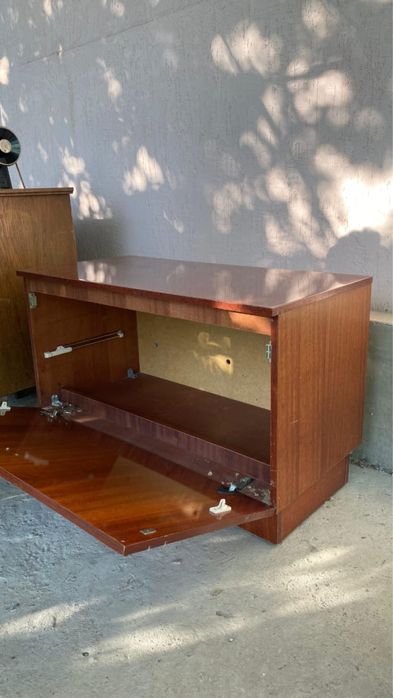 Тумбочка и зеркало