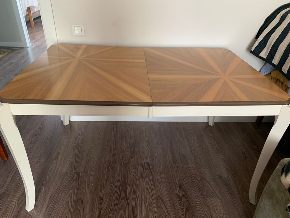 Стол обеденный для встречи гостей