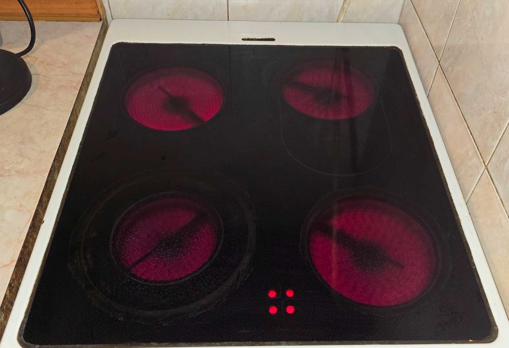 Готварска печка Gorenje с керамичен плот и с вентилатор