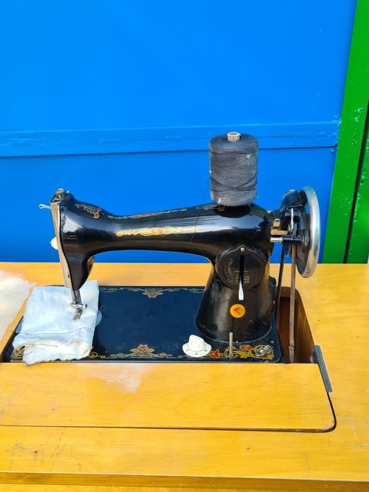 Швейная машинка Калина СССР + стол с педалью