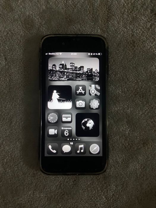 iPhone SE 2020 64 GB + AirPods