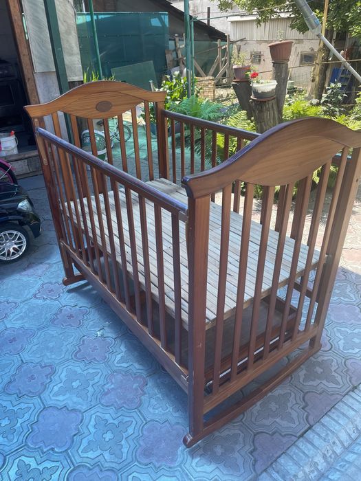 Манежка кровать на маятнике