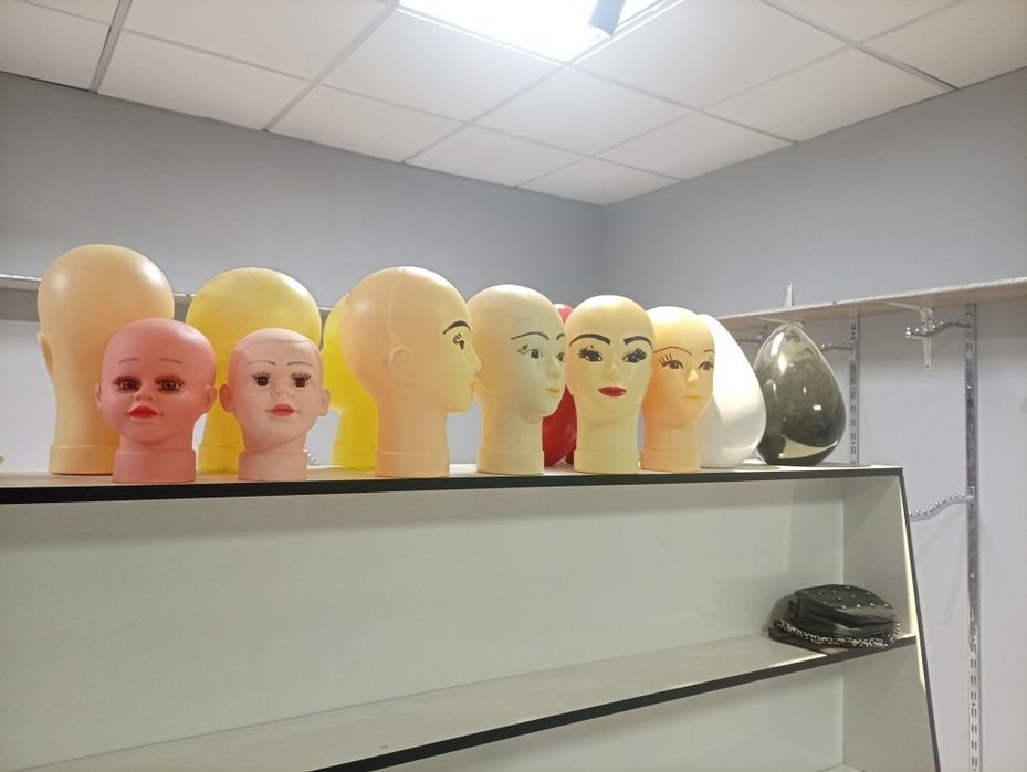 Kiyim kechak magazin uchun polkalar, vishelkalar va mebellar sotiladi