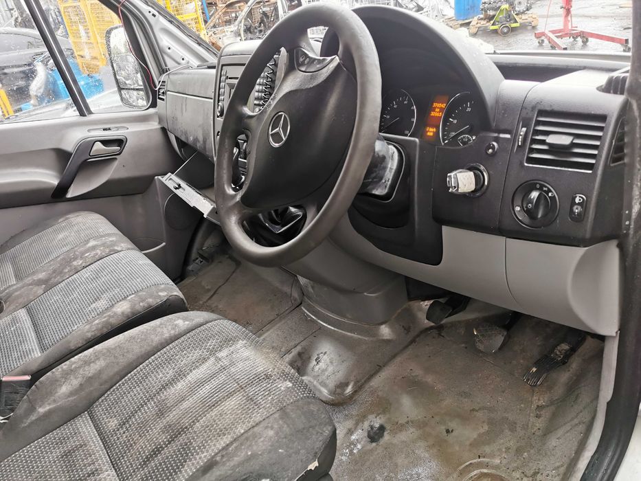 Dezmembrez Mercedes Sprinter 313 w906 2.2 euro 5 OM651 Usi/Capota/Far