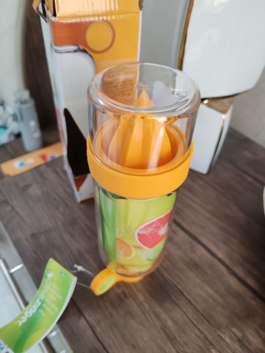 Портативна сокоизтисквачка с бутилка