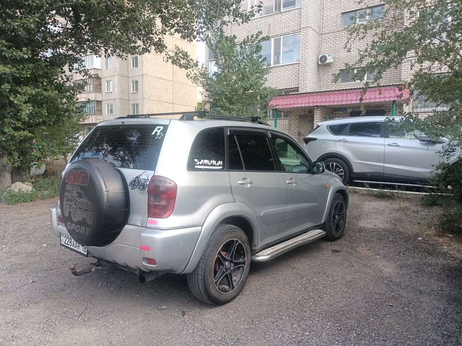 Автомобиль Тойота Рав 4