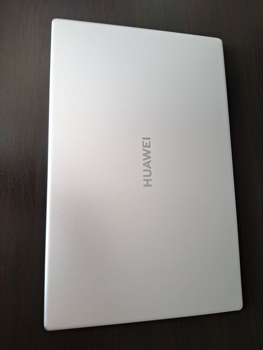 Laptop Huawei MateBook D15 cu procesor AMD Ryzen 5 3500U
