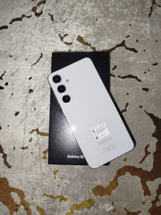 Samsung s24fe шнур все есть