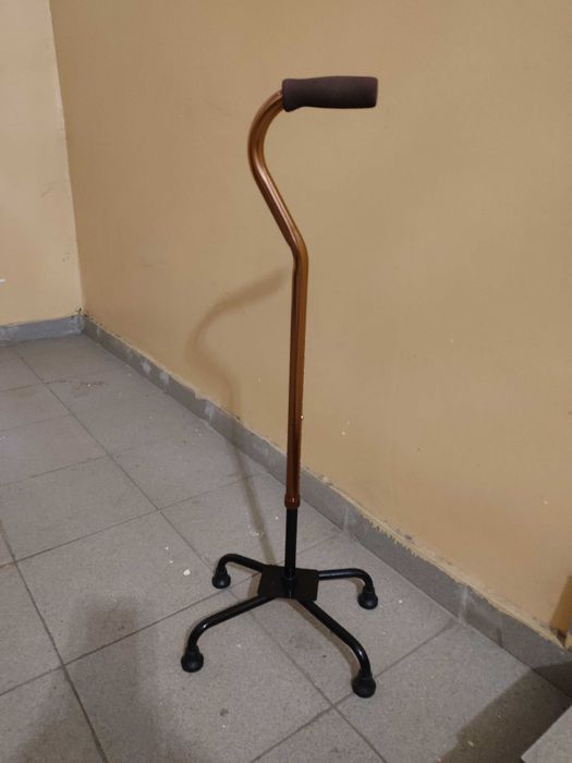 Трость 4-х опорная, б/у.