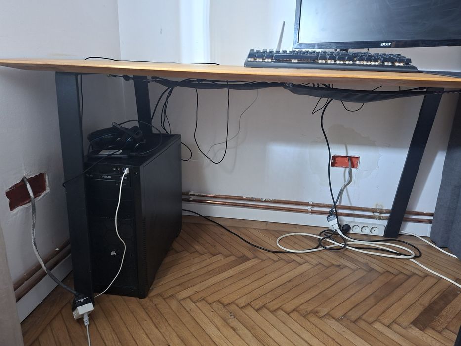 Birou din lemn cu picioare de metal