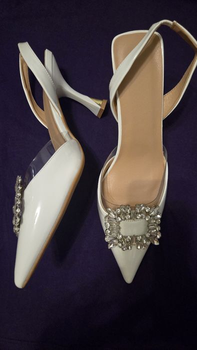 Pantofi stileto albi