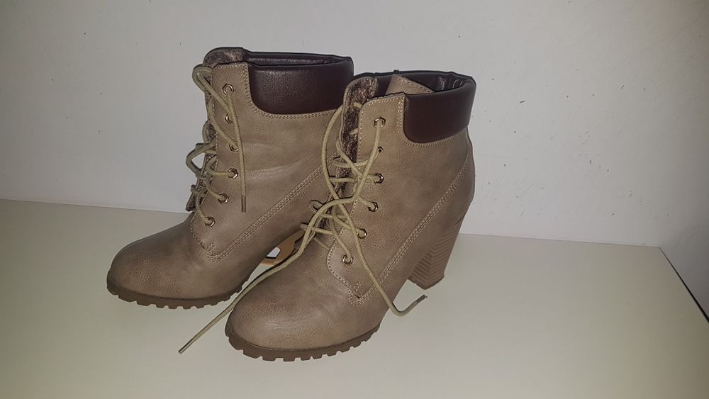 Дамски боти с ток.