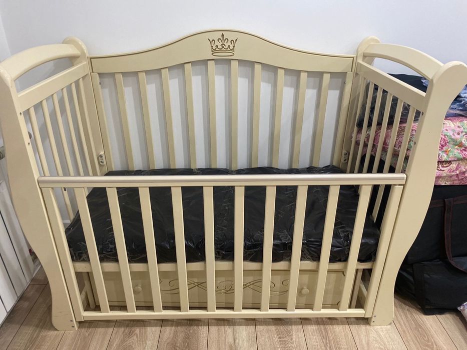 Детский манеж с маятником