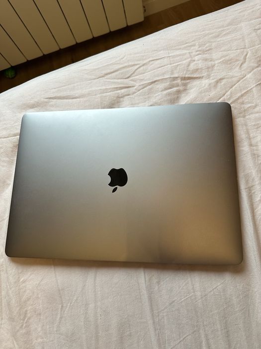 Macbook pro 15 inch 2018 i7