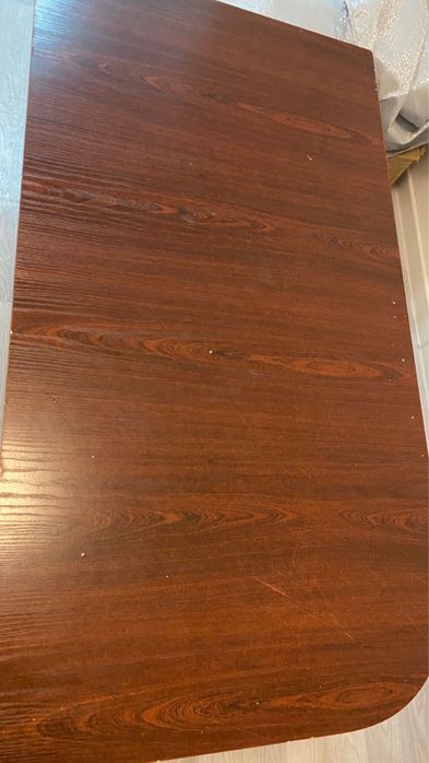 Үстел отырғыштарымен сатылады.