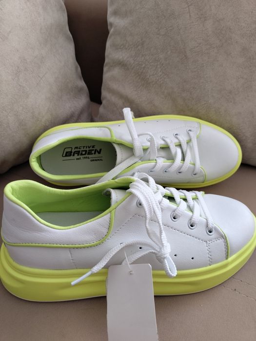 Кроссовки новые кожаные