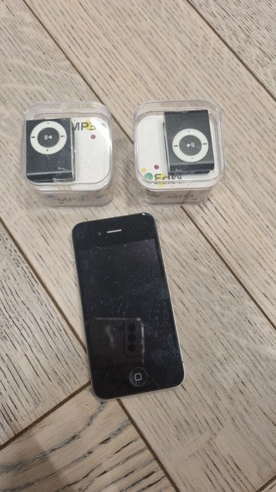 Телефон IPhone 4