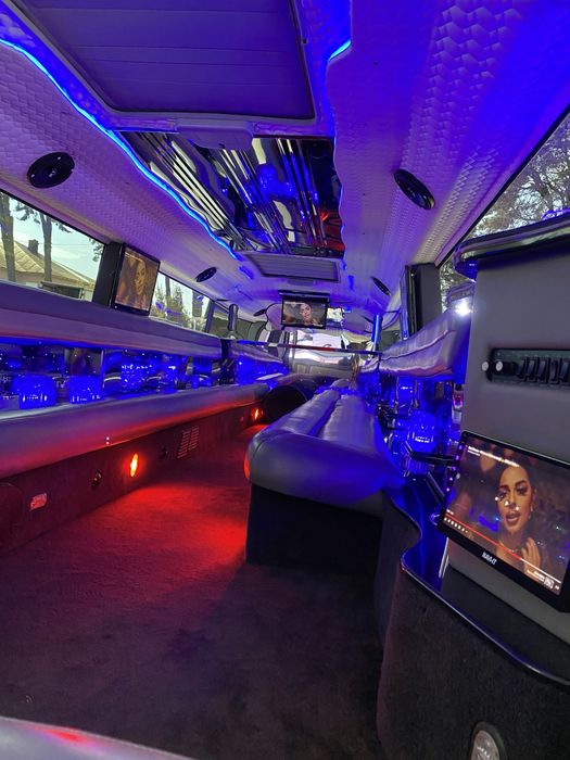 De inchiriat LIMUZINA  Hummer H2  20 locuri doua turele