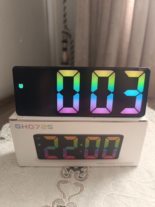 Яркие электронные LED-часы GH0725 с радужной подсветкой
