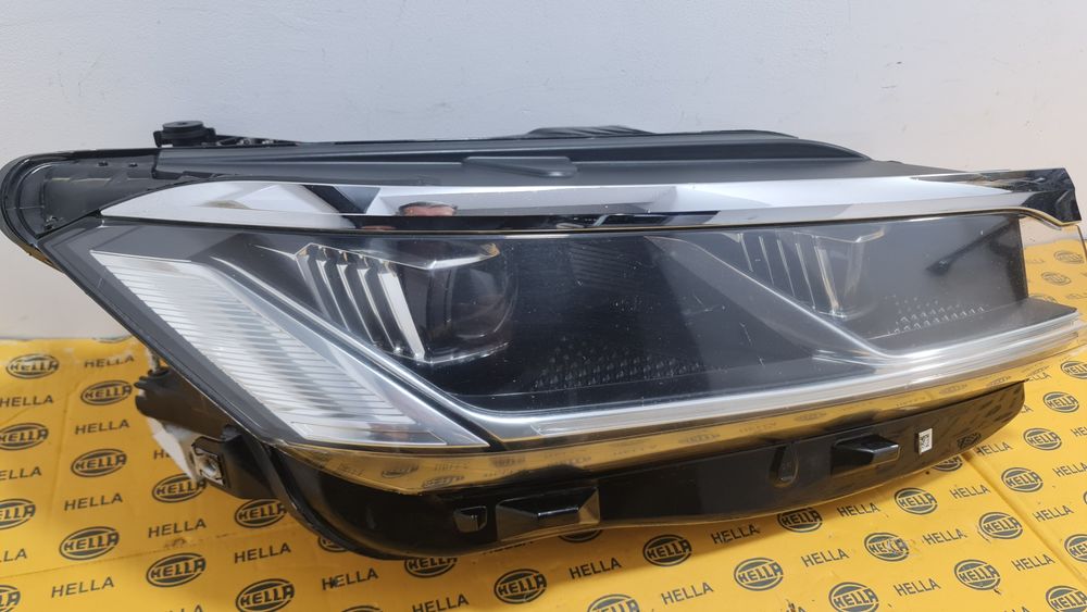 Far dreapta led xenon VW Touareg 3 7cr cr7 2019+