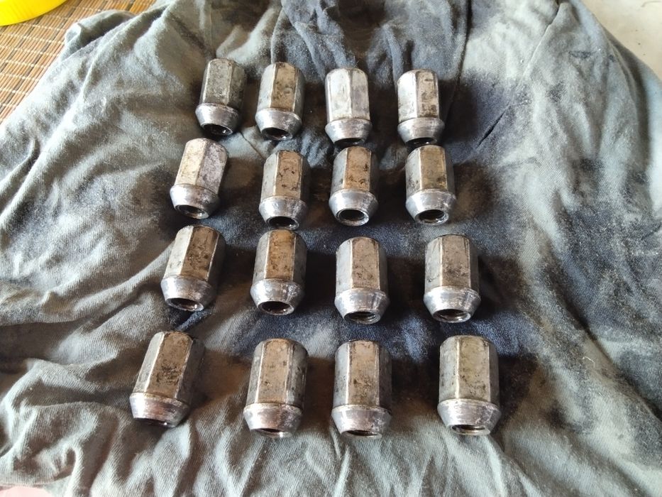 Пълен комплект оригинални болтове за ляти джанти ,на Форд до 2006 годи