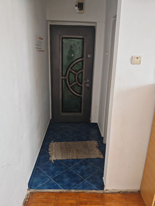 Vând apartament cu 2 camere,semidecomandat,la etajul 4 din 4