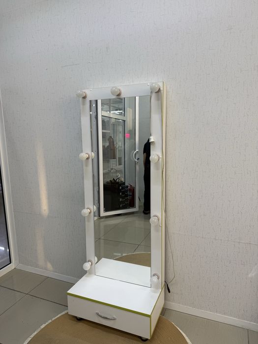 Зеркало для магазина