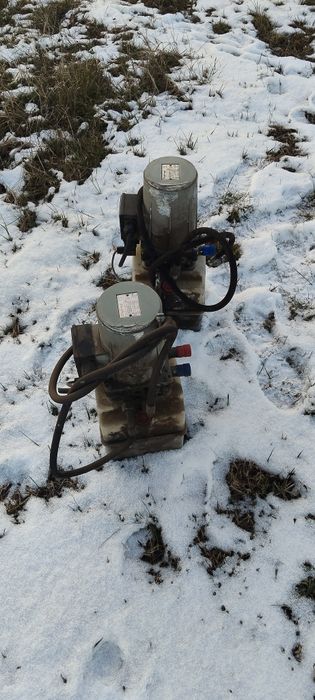 Vând doua pompe hidraulice  perfect functionale.