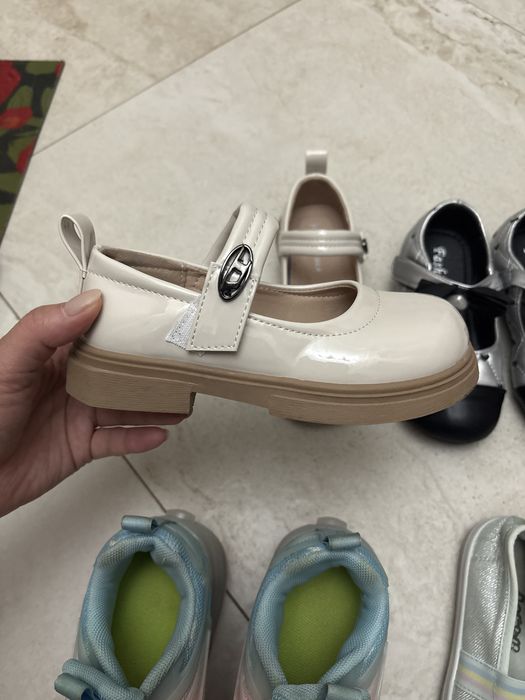 Продам форму и обувь для девочки 1 класс