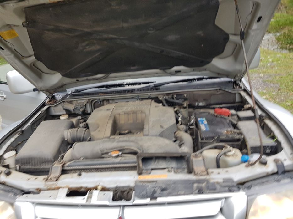 Dezmembrez mitsubishi pajero motor 3.2 mk3