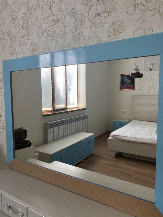 Зеркало с тумбочкой и пуфиком.