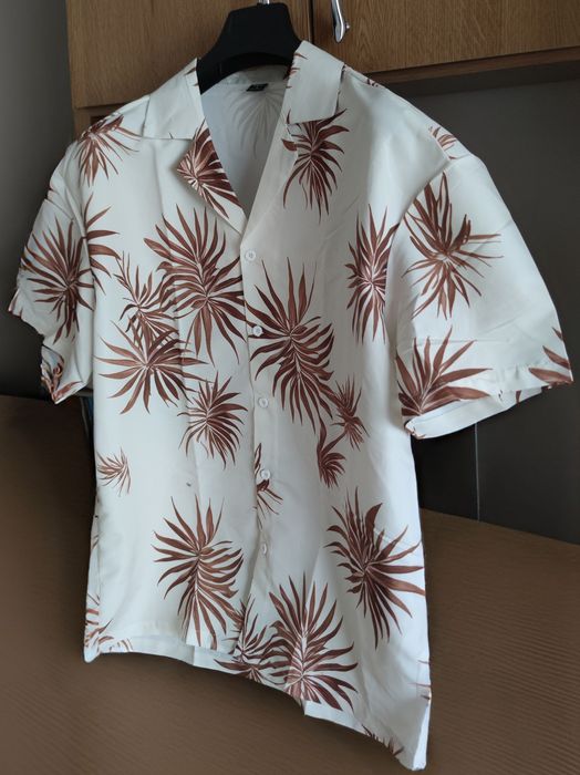 Cămașă hawaiană albă de plajă