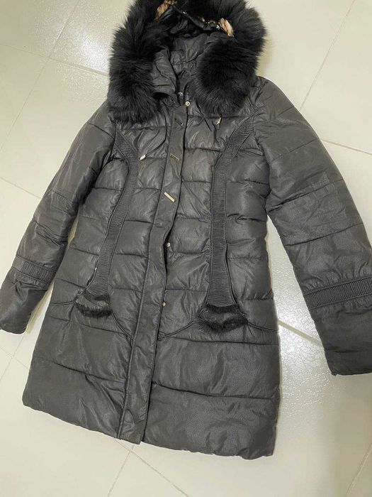 Женская черная теплая  куртка с мехом. Дешево