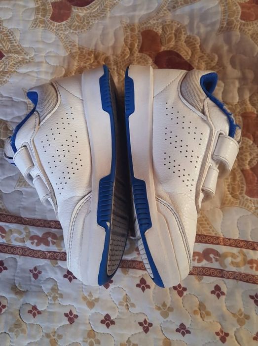 Adidași originali cu scai pentru copii din piele 
Nr. 28, interior 18