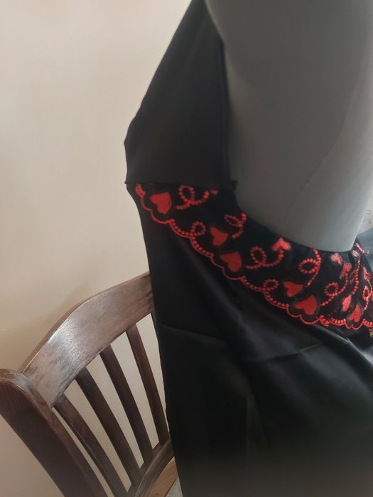 Секси сатенена рокля с гол гръб и ефектно деколте