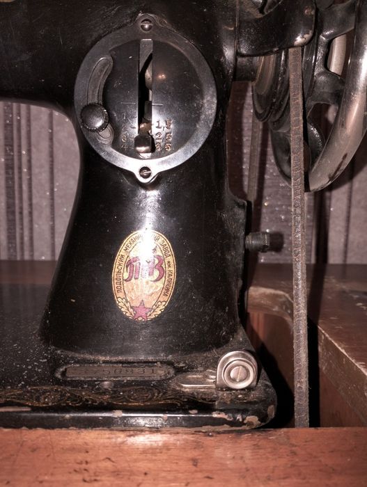 Продам старую швейную машинку