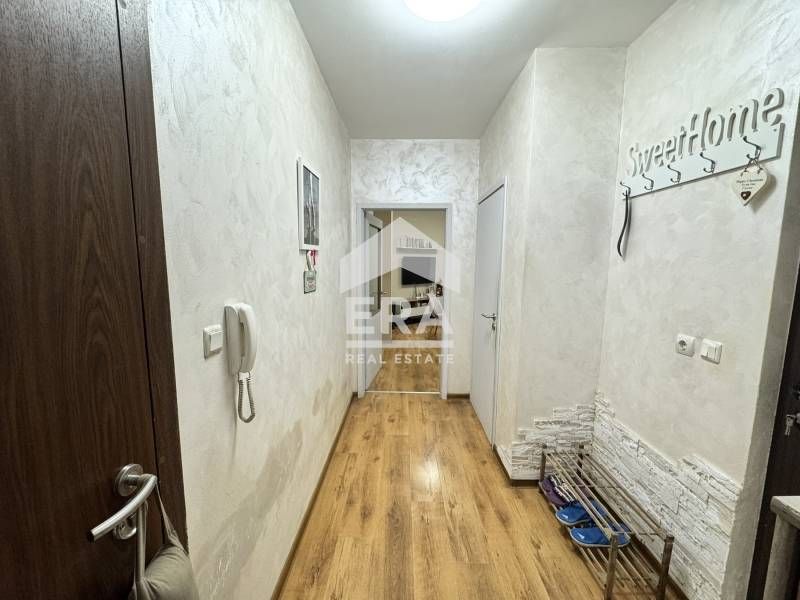 Ексклузивен тристаен обзаведен апартамент с открито паркомясто за прод