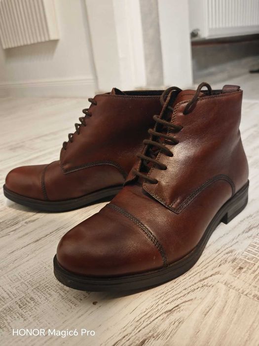 Vand ghete îmblanite , din piele naturala, barbati.