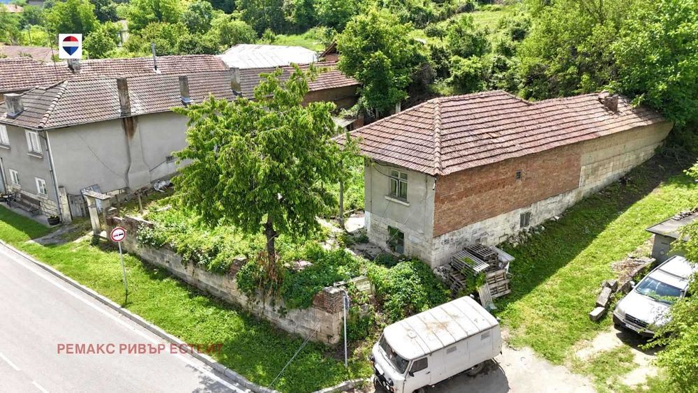Къща на два етажа и голям двор за продажба в с. Острица