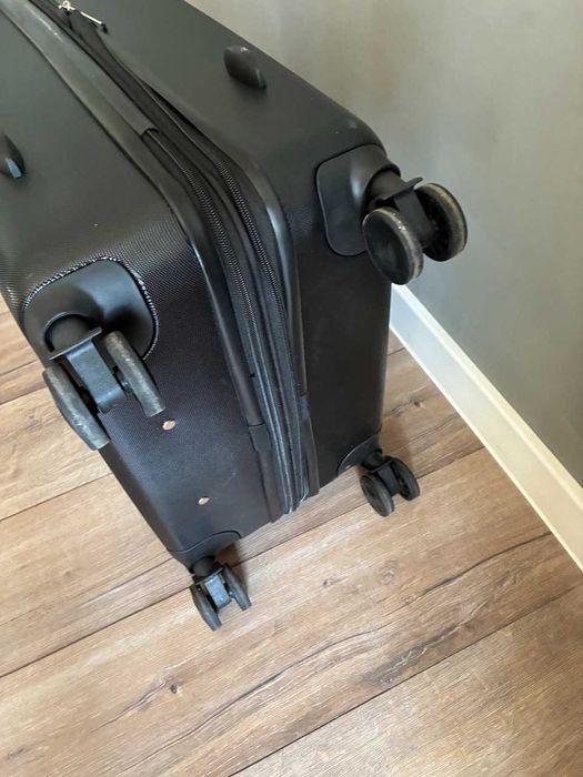 Чемодан на колесиках Amazon Basics