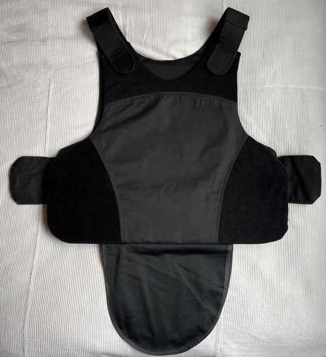 Бронежилетка VestGuard UK, NIJ Level (1) Stab, за скрито носене, против хладно оръжие, произведена във Великобритания