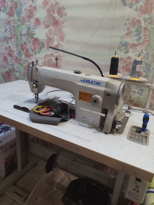 Машинка швейная ,б/у в отличном состоянии